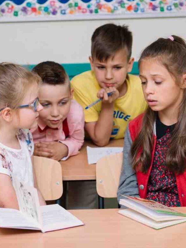 group-og-schoolchildren-classroom (1)